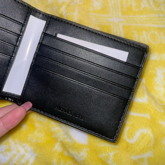 FINAL SALE🌼MICHAEL KORS billfold wallet - Picture 14 of 16